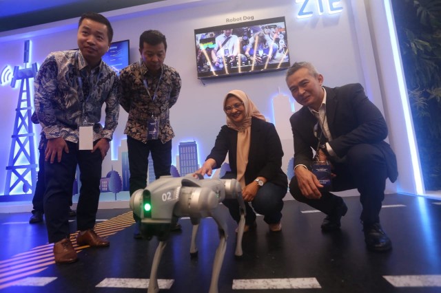 Direktur & Chief IT Digital Officer XL Axiata, Rico Usthavia Frans, perwakilan ZTE, Chief Corporate Affairs XL Axiata, Marwan O. Baasir dan Direktur & Chief Financial Officer XL Axiata, Feiruz Ikhwan berinteraksi dengan Robot Dog (foto/ist)